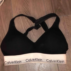 Calvin Klein topp - Vadderad Knappt använd då den va förliten Nypris: 399kr    Frakt runt 20kr