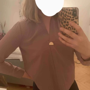  - Väldigt fin blus! Säljer för ingen anvädnibg, i fräscht skick. I gammal rosa! vet inte var den är ifrån  