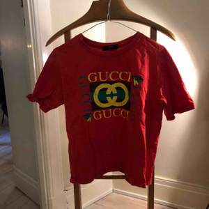 T-shirt Gucci (ej äkta) köpt i London. Använd få gånger, så i bra skick. Storlek S. Kan skickas mot fraktkostnad eller mötas upp i sthlm.   