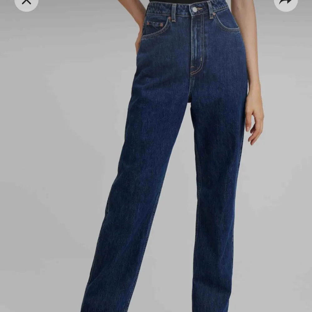 Säljer dessa nästan helt oanvända weekday jeansen. I modellen Rowe Extra High Straight Jeans suuuper snygga.. Jeans & Byxor.