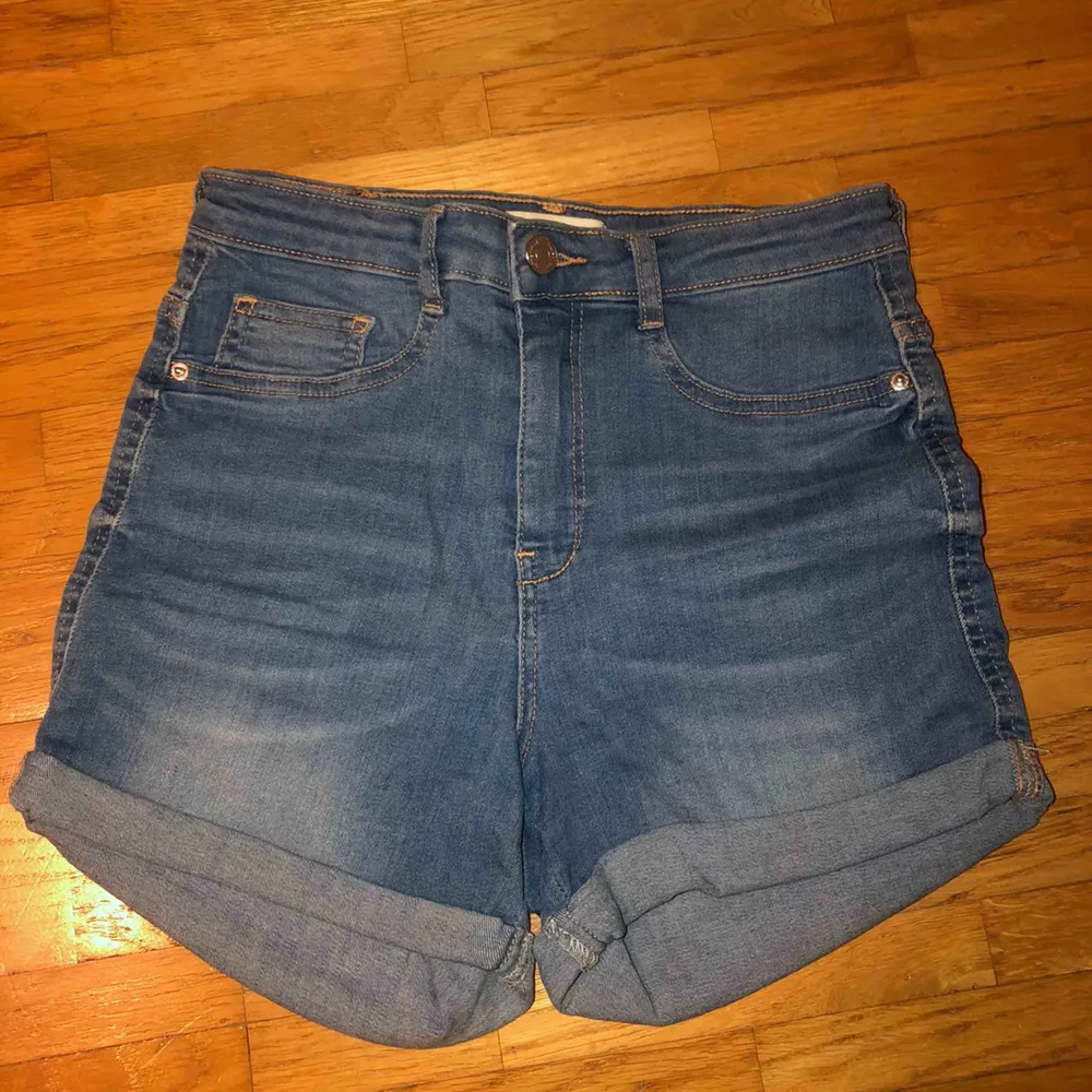 Oanvända högmidjade jeans shorts ifrån Gina Tricot! Väldigt fin blå färg med hyfsat stretchigt material. Säljes för för små för mig.. Shorts.