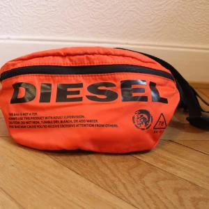 Diesel magväska  - Snygg orange magväska från Diesel. Frakt 44kr.skeiv om du har några funderingar! 
