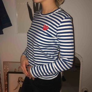 Tröja - En blårandig CDG tröja, liten i storleken.💙🤍Mycket bra skick.