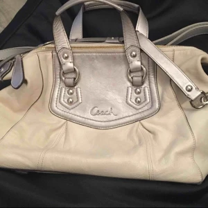 Medium - Äkta Coach väskan köpt i USA. Knappt använd och i bra skick. Frakt ingår i Priset. Pm för mer bilder.