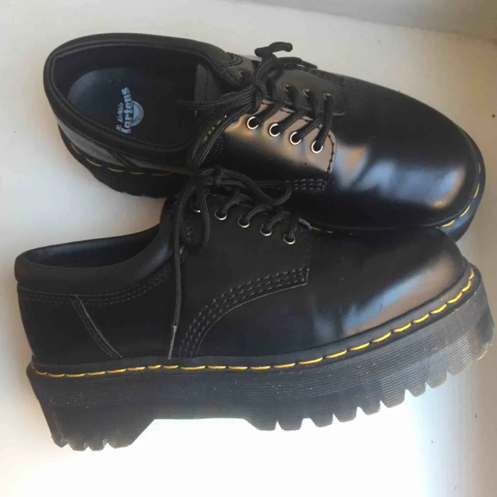 Supersnygga Dr Martens 8053or i storlek 39! Endast använda en gång så i princip sprillans nya! Köpta för 2100 kr och säljer pga för stora för mig. Frakt är inkluderat i priset men kan även mötas upp i Stockholm!🌟🌟. Skor.