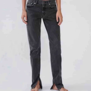  - Kollar intresse på dessa zara jeans, as snygga & har en slits längst ner. Skulle även säga att dem passar en 36 vilket jag är! Säljer pga i behov av pengar :) 