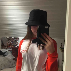  - En svart buckethat. Skulle användas till i samband med en street-tävling i dans.