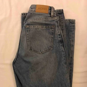  - Snygga vida jeans från Monki! Köpta i somras men fortfarande i superskick💕 Frakt tillkommer💌