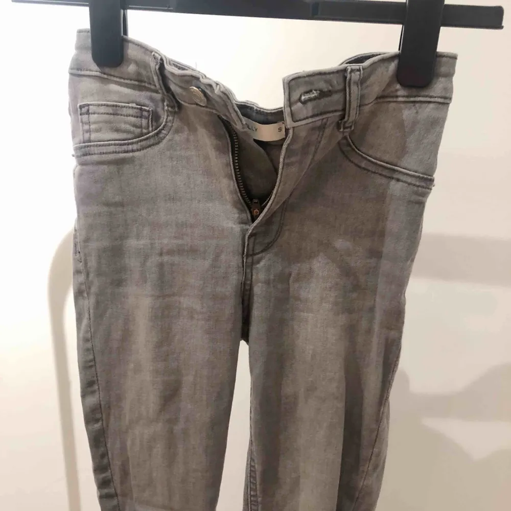 Ljusgråa Molly Highwaist skinny jeans från Gina Tricot i storlek S. Använda en gång.. Jeans & Byxor.