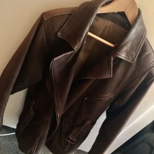  - Underbar äkta skinnjacka i 80-tals modell med axelvaddar. Köpt på second hand i höstas för 500kr. I väldigt fint skick. Har fickor. Står ingen strl men är runt 38-40. Kan mötas upp i Sthlm :) 