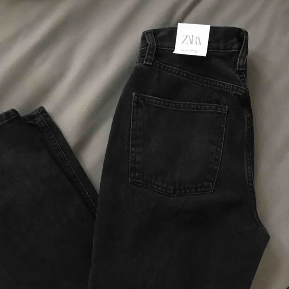 Nya raka långa jeans med lapparna kvar! Från zara 650kr! Strl 32 mer som en 34 skulle jag säga. (Slutsålda på hemsidan kommer ej tillbaks.). Jeans & Byxor.