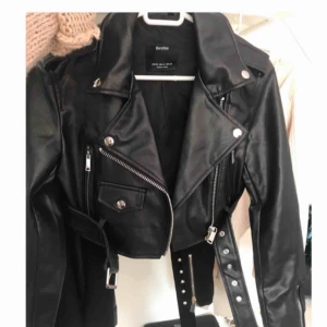  - Dam, skinnjacka, köpt från en annan säljare men passade inte mig! Mötes upp i Malmö/ fraktar som köparen står för!