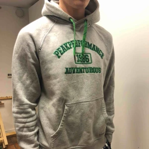  - Peak performance huvtröja  Modellen är 185 cm och bär strl M Skick 5/10 Ena snöret är lite trasigt på toppen men annars hysad tröja bara att den är för liten för mig 