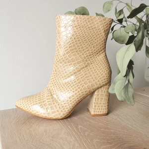 BOHOO stövletter Strl.39 - Snakeskin stövletter från BOHOO. Strl. 39. Superfina och bekväma. Endast använda 1 gång. Som nya🌸