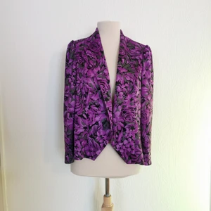  - Vintage kavaj i läcker lila färg. Märke: Aspens Sweden. Storlek: som en S/M, stretshigt material. Skick: mycket fin. Pris: 250 kronor eller bud. Frakt:Betalas av köparen. 