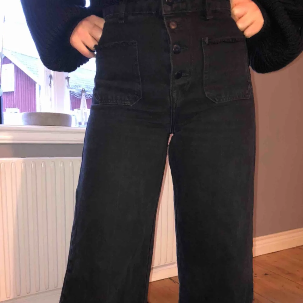 Svarta vidare jeans från Zara. Använda endast 2 gånger så i bra skick. Storlek 38. Priset är inklusive frakt. . Jeans & Byxor.