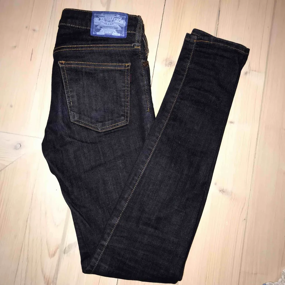 Snygga smala jeans från Crocker! Mörk tvätt i riktigt jeansmaterial. Normalhöga i midja och som nyskick! Storlek 25 i midja och 32 i längd i modellen pep skinny från crocker/jc💗. Jeans & Byxor.