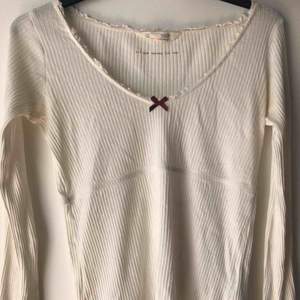 Säljer min vita långärmade Rib Jersey tröja från Odd Molly! Den är så gott som ny, endast använd 3,4 gånger så, så gott som ny! Säljer pga att jag inte använder den! 