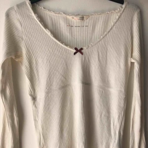  - Säljer min vita långärmade Rib Jersey tröja från Odd Molly! Den är så gott som ny, endast använd 3,4 gånger så, så gott som ny! Säljer pga att jag inte använder den! 