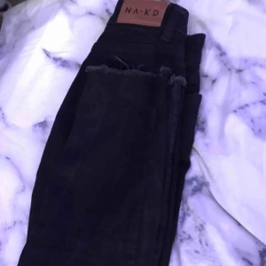  - Ett par jeans som e lite bredare på ändena, knappt använda, stl 32 passar även 34