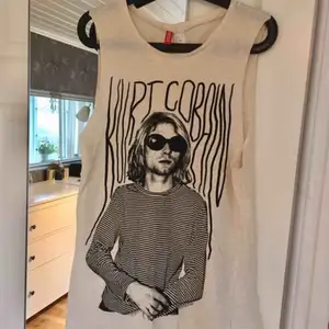 Klänning/linne från H&M med Kurt Cobain. Säljs inte längre. 🌸 Finns i Kalmar men kan fraktas, skriv för med detaljer, bilder och fraktpris 🌸