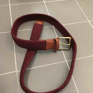  - Stretchigt flätat skärp med läderspänne nyskick!