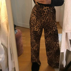  - Storlek 32 men är mer som en 34/36! Väldigt fina men kommer tyvärr aldrig till användning💛