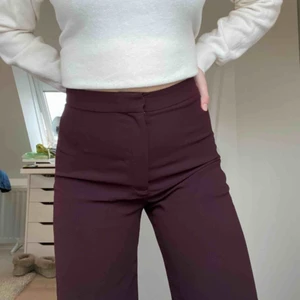  - Vinröda vida byxor från HM. Använda ca 3 gånger o säljer pga av att de inte används längre. Passar en stl 36. Ganska långa, har använt dem innan och då funkar längden och jag är 168. Frakt tillkommer. Skriv för mer info.