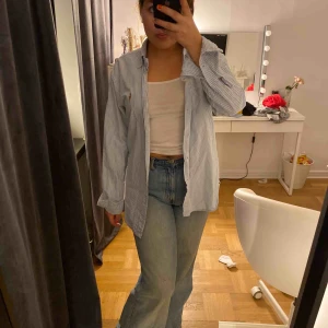  - Blå vit randig skjorta från Ralph Lauren! Inte mycket använd och i bra skick utan fläckar osånt! 