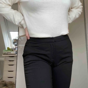  - Ett par svarta kostymbyxor från HM. Skriv för mer info/bilder. Frakt tillkommer.