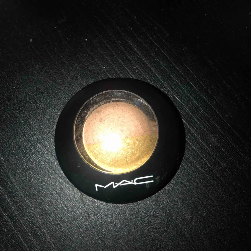 Superfin ögonskuggsduo från MAC Använt guldskuggan max 5ggr så skuggorna är som nya! Frakt 11kr. Accessoarer.