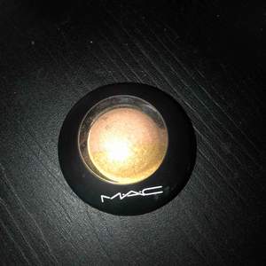 Superfin ögonskuggsduo från MAC Använt guldskuggan max 5ggr så skuggorna är som nya! Frakt 11kr