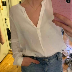  - Skjorta utan krage i mjukt bomullsmaterial. Knäppning halvvägs ner i pärlemor. Priset är exklusive frakt. 