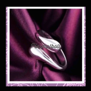  - NY REGLERBAR SILVERRING SEPARERADE DROPPAR FÖR ATT ÅTERIGEN ÅTERFÖRENAS I MITTEN. *Bjuder  på etuiet och portot. Se bilder   