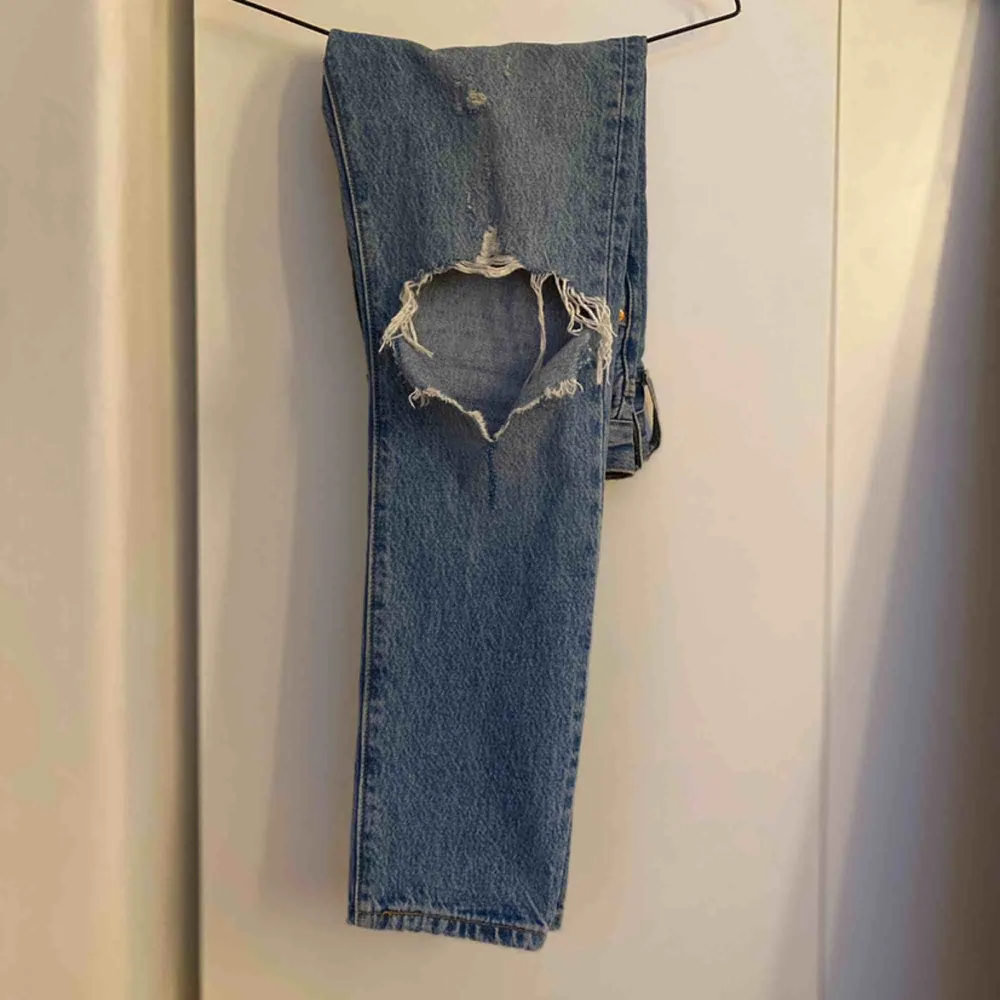 Levis 501 Ej använda så mycket! Säljer pga fel storlek💛. Jeans & Byxor.