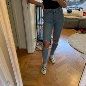  - Skönaste jeansen i väldigt stretchiga material med hål på knäna. Passar mig som vanligtvis är en xs. Mycket sparsamt använda. Priset är exklusive frakt 