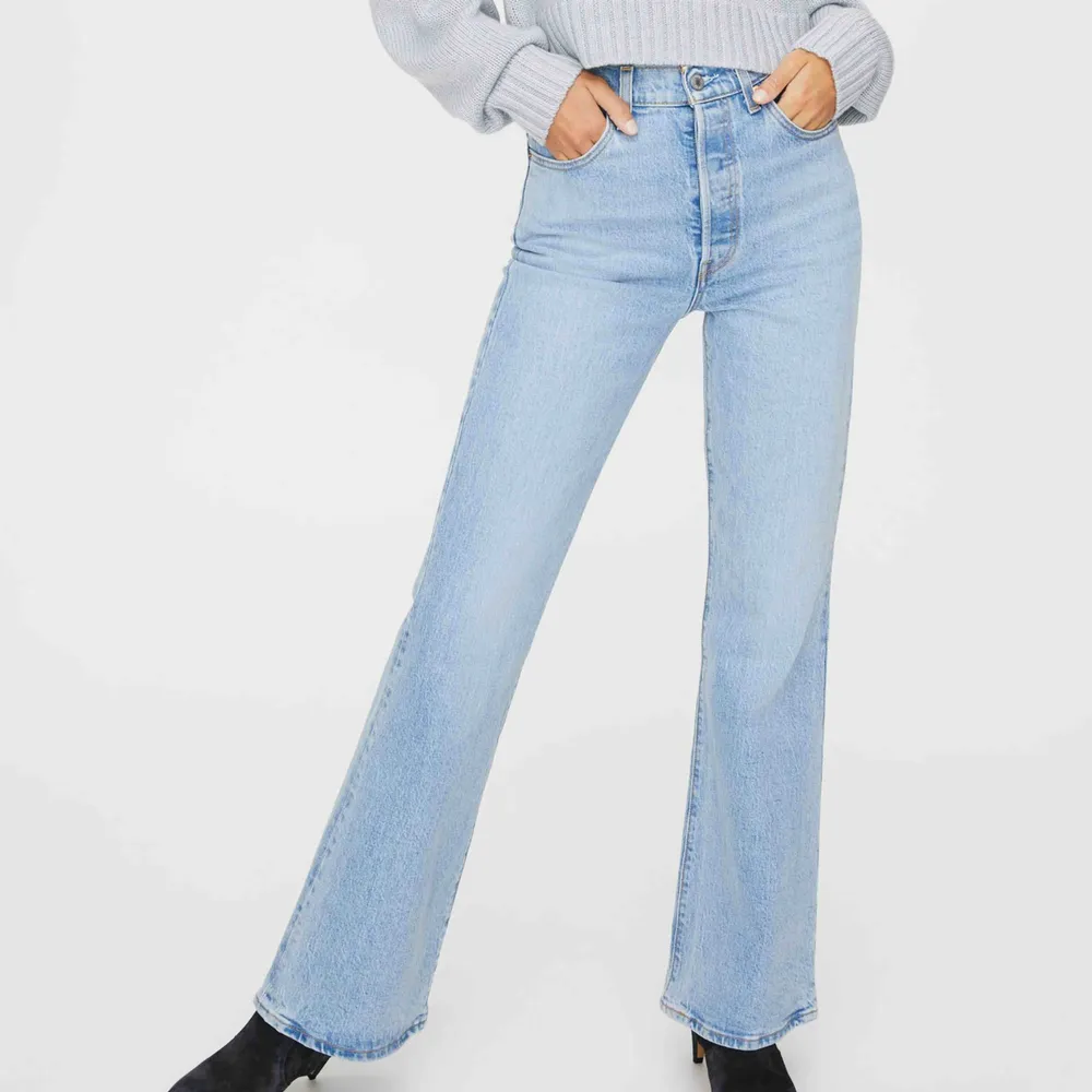 Ribcage flare jeans från Levis. Inga fel på dem! Fraktar om köparen betalar frakt! Strl 27, kan skicka egna bilder!. Jeans & Byxor.