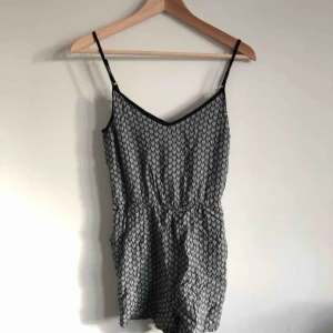  - Jumpsuit från H&M divided.  Svart/vit/grå pil-mönster. Kryssad rygg med justerbara band.  En ficka på vardera sida.   p.s. Finare när den stryks.   Möts upp i Stockholm, annars tillkommer frakt 