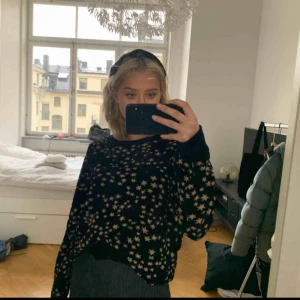  - Mysig tröja med stjärnor på från Michael Kors i storlek L. Äkta! Blixtlås på ryggen. Använd ca 3 gånger. Frakt tillkommer💕