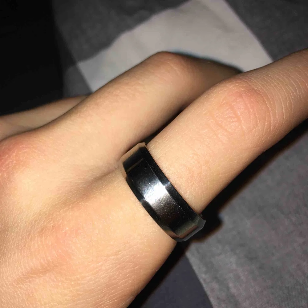 Tja ja säljer min ring pga att den var för stor dvs att ringen är helt oanvänd . Jag köpte den på seams Jewelry för 130  , ringen är i storlek 11 hör av er vid intresse . Accessoarer.