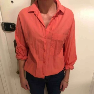  - Skjorta i vårig färg. Endast använd 1 gång. Personen är 170 cm/storlek small. 