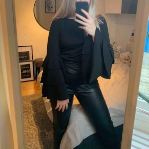  - Snygg topp med vida ärmar, använd fåtal gånger 💞 priset är inkl frakt