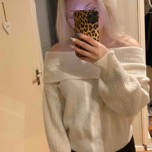  - En jättefin och mysig stickad tröja från chiquelle, använd en gång bara. Har för mig att det är one size då den inte har någon specifik storlekslapp. Men som referens så har jag vanligtvis S 🌸