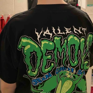  - Vailent t-shirt köpt på carlings för ett tag sen. Knappt använd för kan inte ha t-shirts på mig. Väldigt bra skick