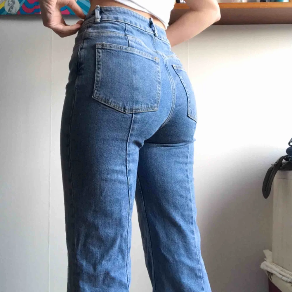Högmidjade utsvängda blåa jeans med sömmar bak och fram på benen. Köpta på HMs kollektion från förra året, använt några gånger, bra skick! Orginalpris 499kr. Säljer dom för dom är för stora på mig men sitter bra i längden (är170cm) Möts i Stockholm . Jeans & Byxor.