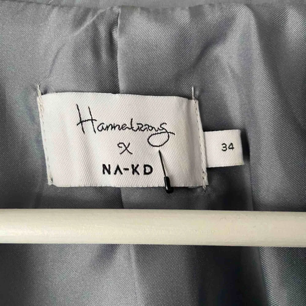 Kavaj från NAKD X Hannalicious  Knappt använd!!   -köparen står för frakten-  Storlek 34 // XS  . Kostymer.