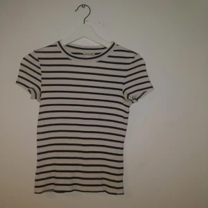  - Ribbad svart-och vitrandig topp från Monki i helt ok skick, köparen står för frakt✌️✌️