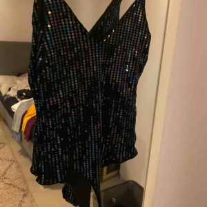  - Skitsnygg svart body med paljetter. Perfekt om man ska dra ut. Har endast använt den en gång så den är så gott som ny. Frakt tillkommer :)