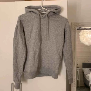  - En helt vanlig basic grå hoodie, passar till allt!! Den är ifrån Urban Classics och i mycket bra skick, inga fläckar eller något sånt⚡️ om den ska fraktas ligger frakten på 79kr
