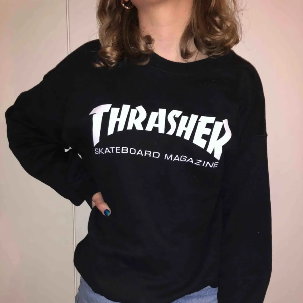 Knappt använd Thrasher sweatshirt som jag köpte för 700kr men säljer nu för 300kr. Kan mötas upp eller frakta, frakten ingår inte i priset. Hoodies.